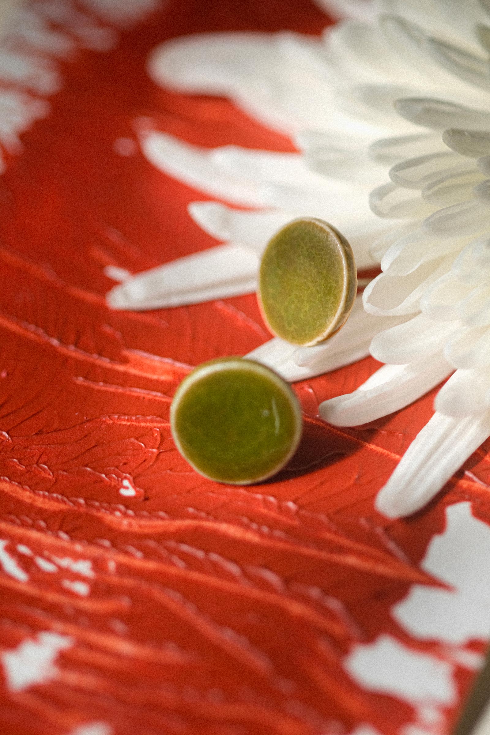 boucle-oreille-fleurs-miniature-chantal-klein-kaki-2