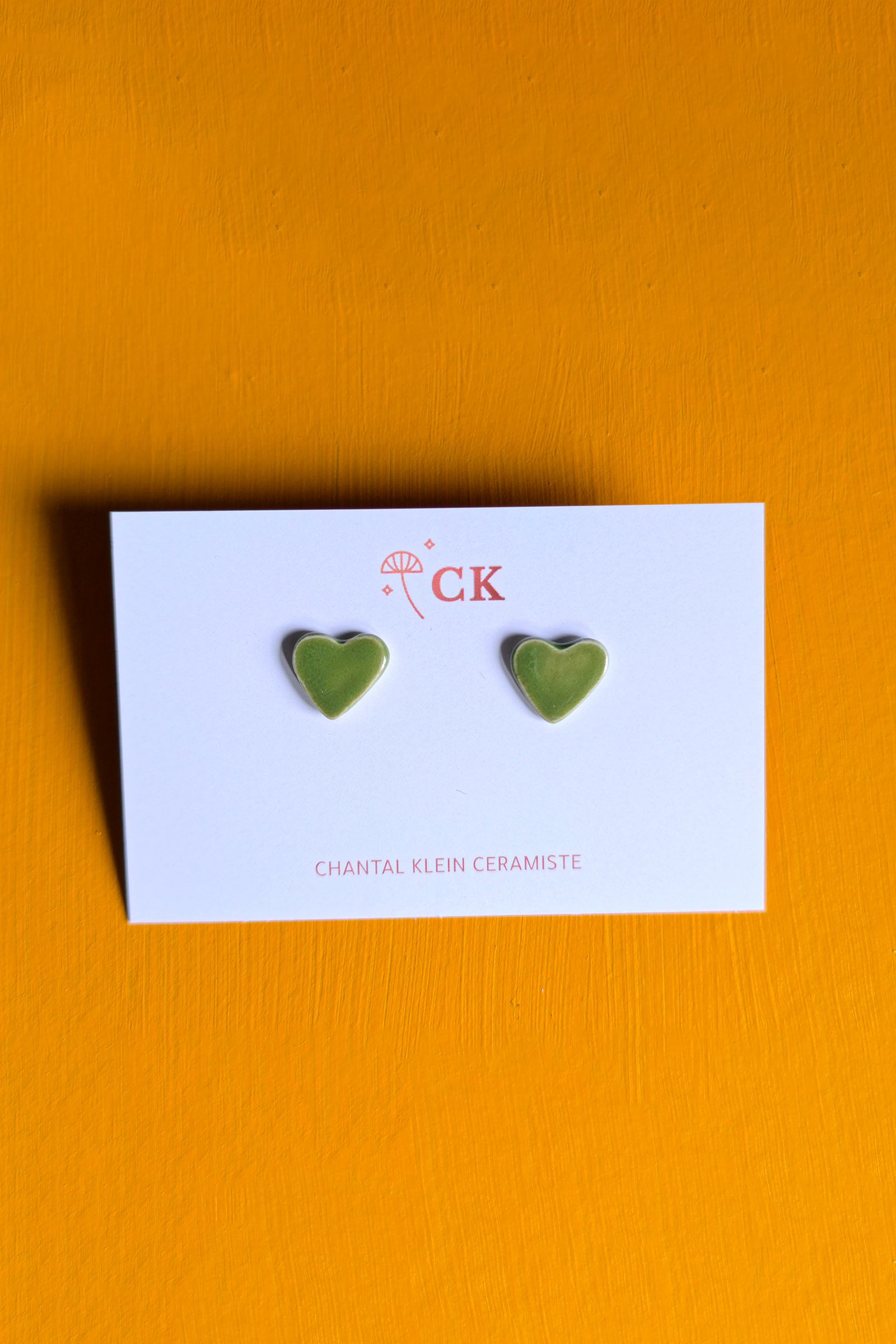 boucle-oreille-petits-coeurs-miniature-chantal-klein-kaki