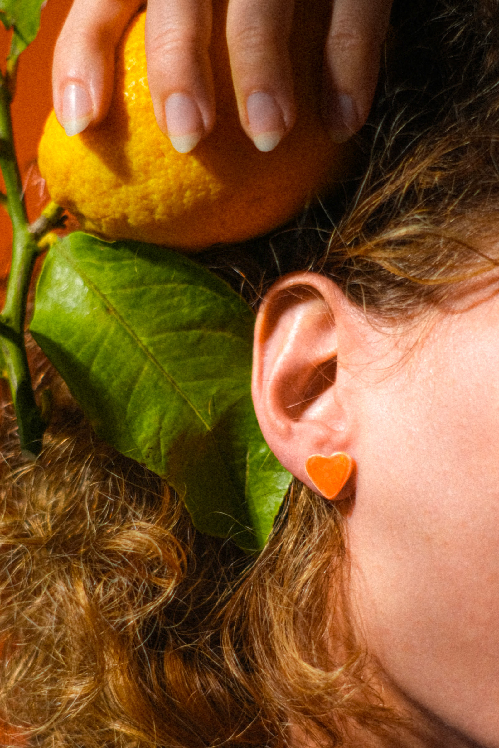 boucle-oreille-petits-coeurs-miniature-chantal-klein-orange-2