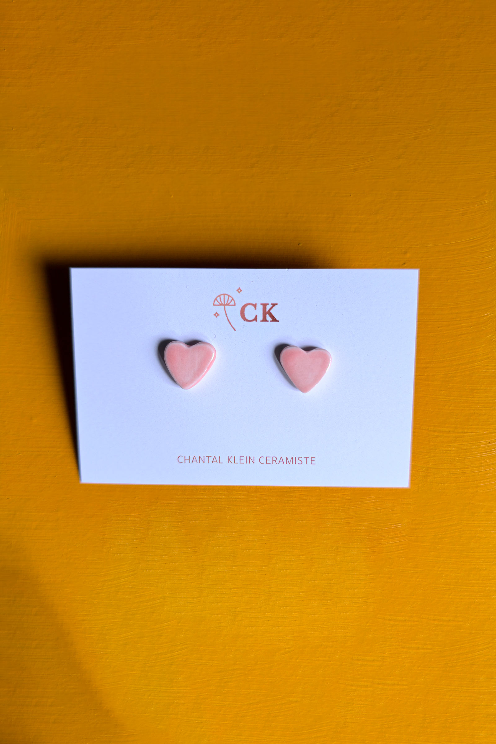 boucle-oreille-petits-coeurs-miniature-chantal-klein-rose-3