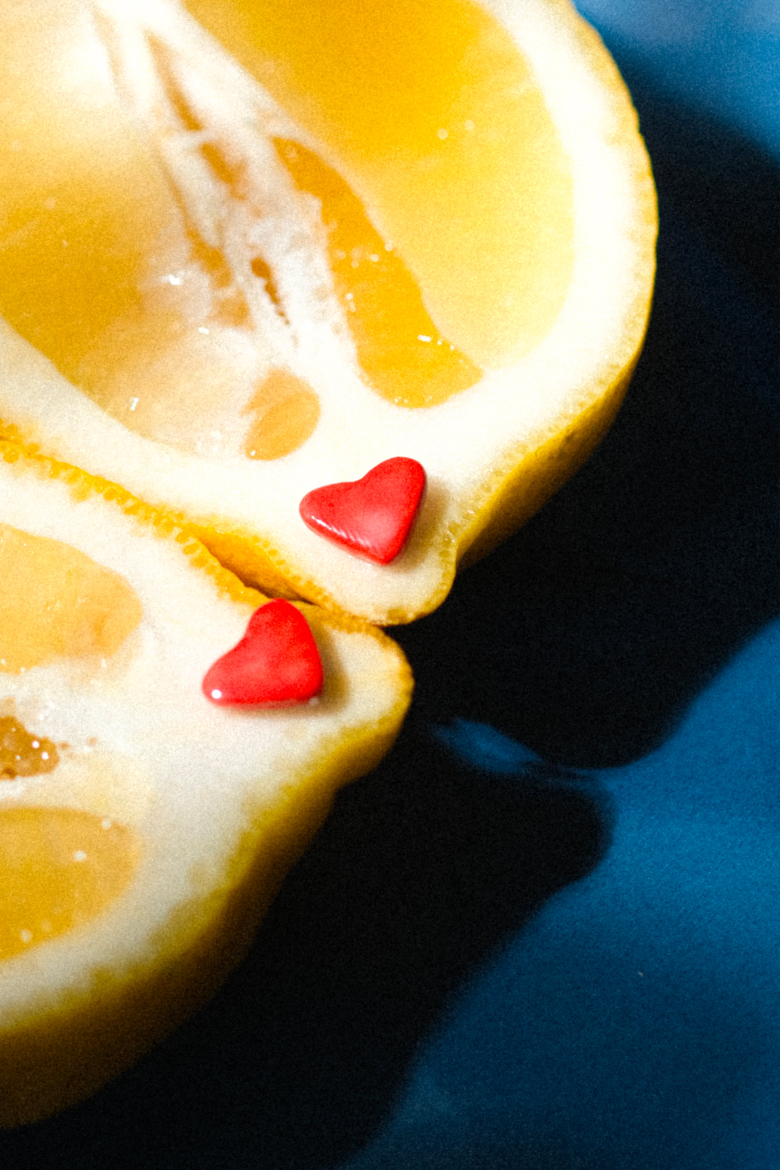 boucle-oreille-petits-coeurs-miniature-chantal-klein-rouge-vitalite