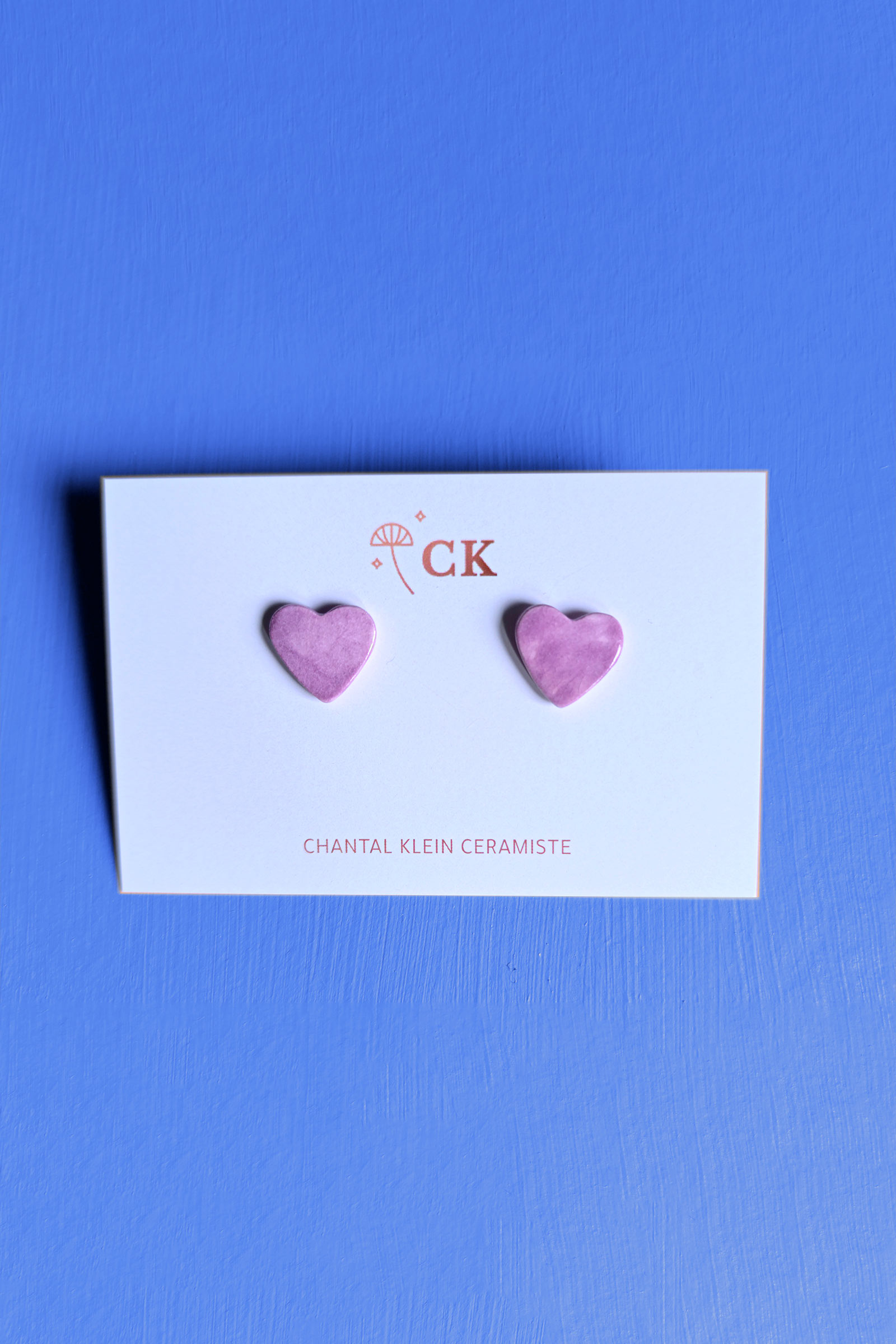 boucle-oreille-petits-coeurs-miniature-chantal-klein-violet-3